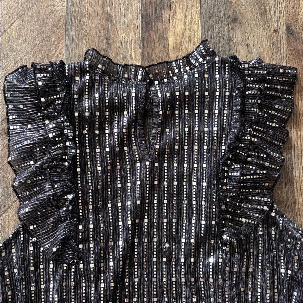 Blashe women's black and silver metallic striped flutter top size medium new - Picture 9 of 10